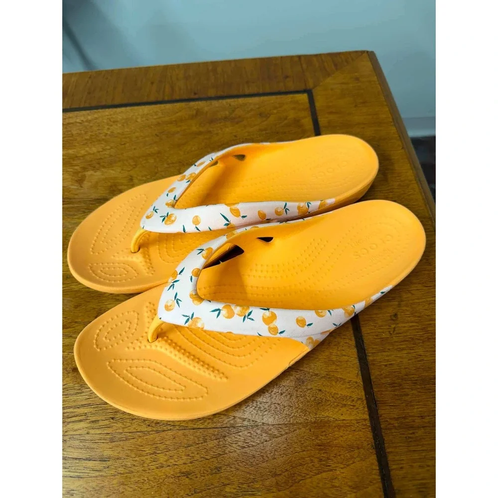 Crocs Kadee II Flip Flops Womens 9 Orange Citrus Fruit Print Sandals 202492
